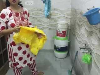 Saara desi üvey anne ateşli konuşuyor ve Hintçe ses ile romantizme soyunuyor