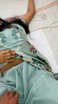 Una moglie musulmana arrapata seduce suo marito in un video domestico di reale desi
