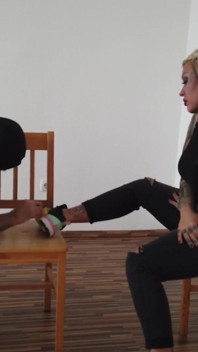 Lo schiavo del piede adora i piedi tatuati