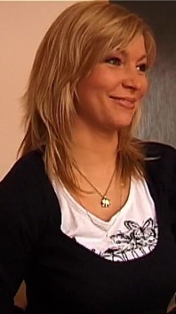 Milf blondă excitată zâmbește seducător gata pentru distracție murdară