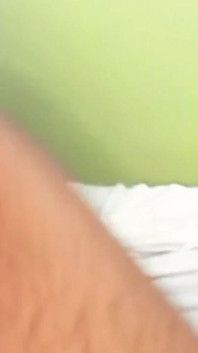 Nenek matang dengan cermin mata memberikan blowjob yang sedap
