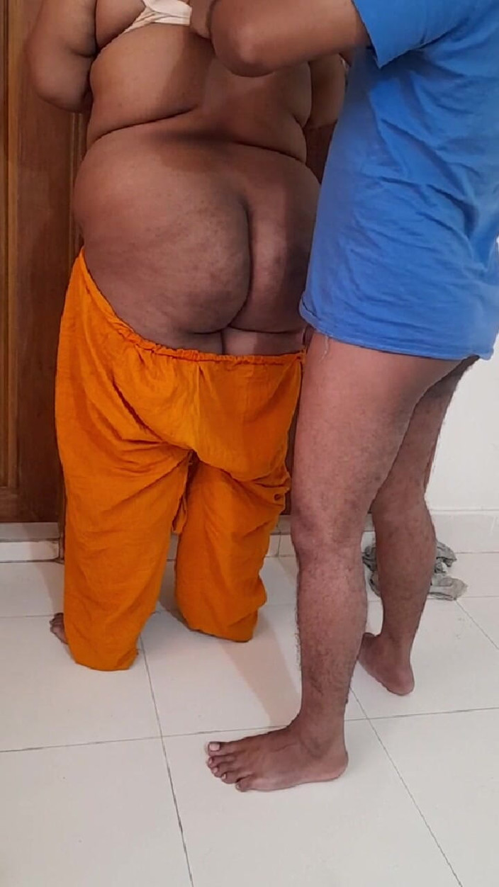 Aria Mia: Indická macecha ukazuje její prsa v hotelu