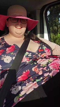超级肥胖的女郎在车里玩