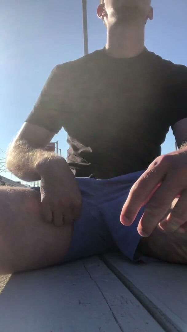 Dick Boys Studio: Chlap, co si honí na příměstském vlaku