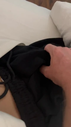 Alt und jung. Helfende hand. Alt hilft jungem jungen, kleinen schwanz zu wichsen und zu kommen