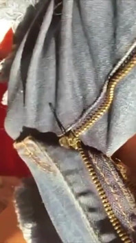 Mi sfioro il clitoride sotto i pantaloni corti dei jeans... Durante la tv a casa