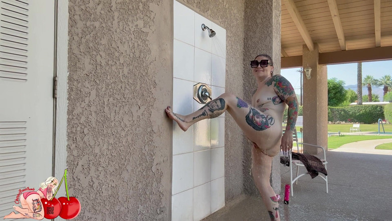 CherryBombBomb: Трясу моей задницей и принимает душ обнаженной в публичном бассейне