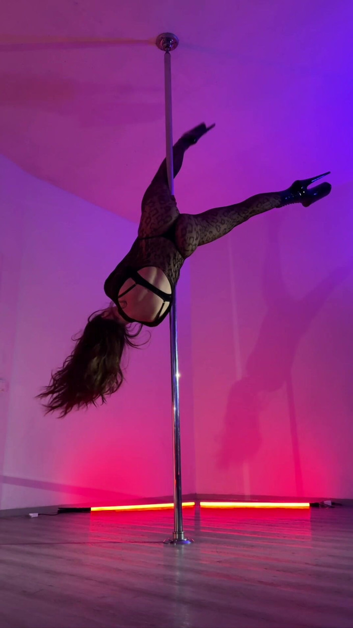Skinny_lady69: Giganta de pole dance