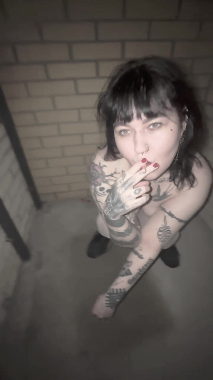 MessalinaHorror: Açık havada kırmızılar ve beyaz naylon çoraplarla üstsüz sigara içiyor