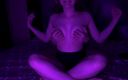Violet Purple Fox: Îmi strâng sânii moi ai prietenei și îi trag sfârcurile