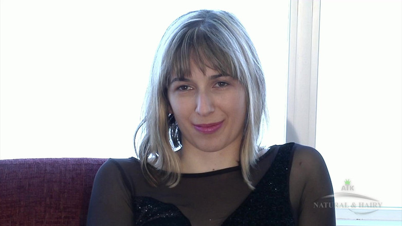 ATK Hairy: Дестіна балакає про себе і оголює свій густий волохатий кущ масам