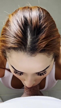 Minha meia-irmã latina paga pelo meu silêncio com um boquete e um sexo forte! - Abella Olsen