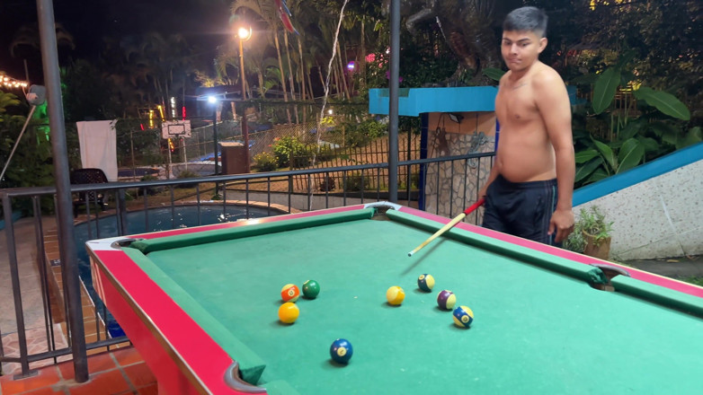ManuelaAlvarez: Com a desculpa de chegar à toalha, uma meia-irmã sexy mostra...