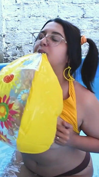 Jogar e provocar yellow beachball na festa na piscina - Bunny Looner