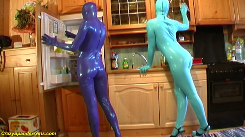 Fetish Islands: Awek spandeks catsuit sebenar lesbian seksi di rumah