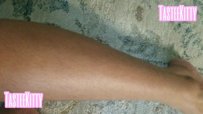 TasteeKitty: 炫耀我毛茸茸的腿