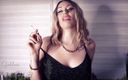 Goddess Misha Goldy: Sensuell mun, underbara läppar och frestande rökning gör att du...