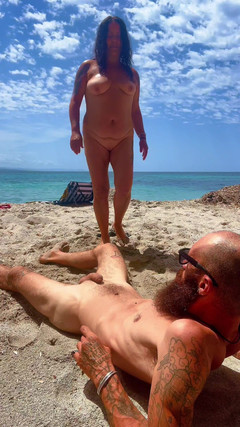 Snappy_couple: Pissed on Him on a Beach