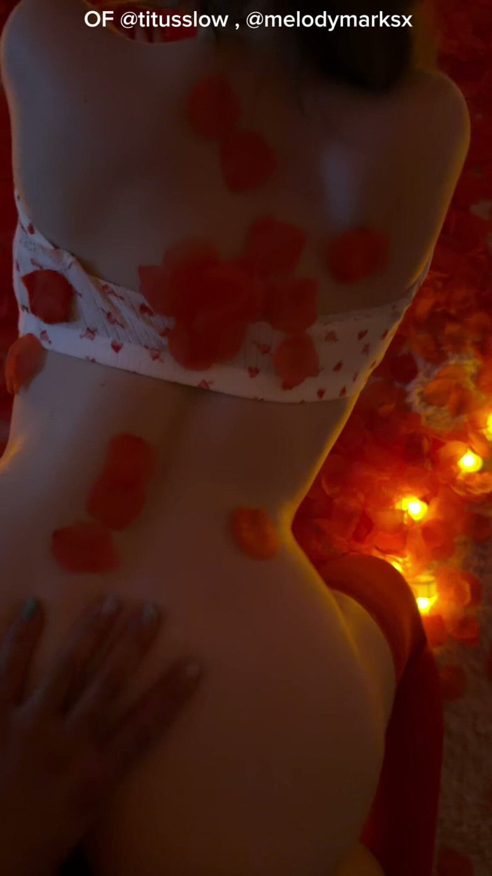 Melody Marks: Melody Marks wordt geneukt op Rose Petals
