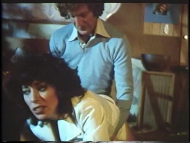 Old Good Porn: Facet pieprzy dwa gorące kutasy wysysających babes, a następnie piją...