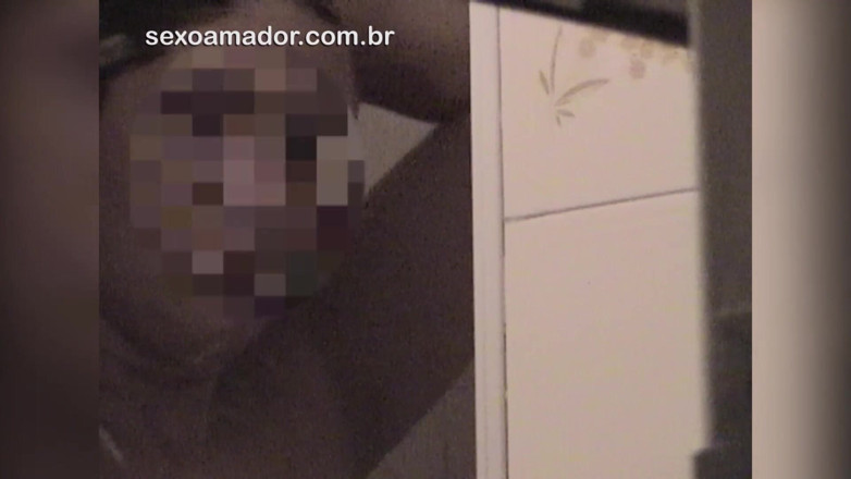 Amateurs videos: 야외에서 샤워하는 젊은 갈색 머리의 아마추어 비디오