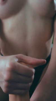 Istri ngasih kejutan pakai strap-on sama kamu