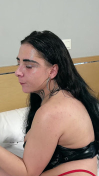 Deutsche kurvige reife mit großen natürlichen hüpfenden möpsen fickt ihre muschi mit Gemüse