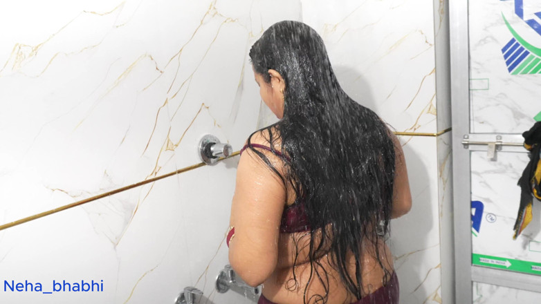 Neha bhabhi0832: Today I Bathed My Sister-in-law Naked, She Gave It Secretly