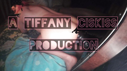 Tiffany Ciskiss: 张开的圆娘娘腔屁股破坏了 xxl 肋状假阳具 tiffany ciskiss 上的湿屁股阴户