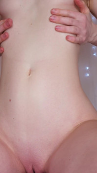Me lo accarezzo sul mio corpo in primo piano