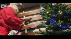 Casal Gresopio films: Stiefmoeder Christmas assembleert haar kerstboom 2025