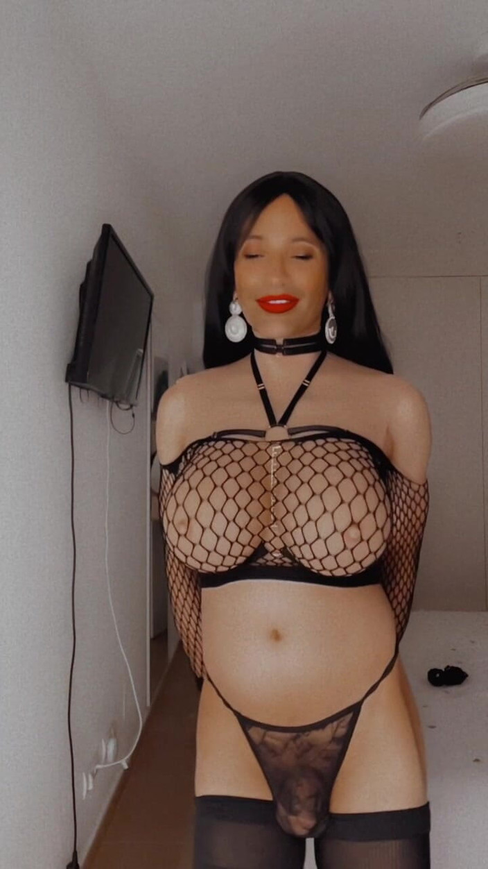 Sissy Slut Brianna: Czy chcesz te? Następnie wyciągnij rękę i módl się za...