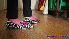 KimisWorld: 粉色紧身裤的性感悬挂与玩鞋——乐福鞋与木屐