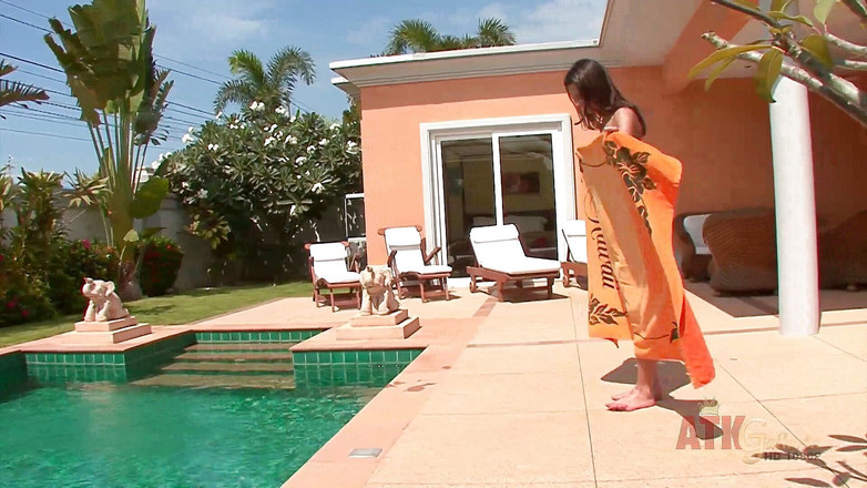 ATK Solo: Anastasia धूप में इसे पसंद करती है