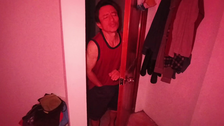 Lady: Stary ojczym znajduje swoją piękną, krzywą pasierbicę masturbuje się i...