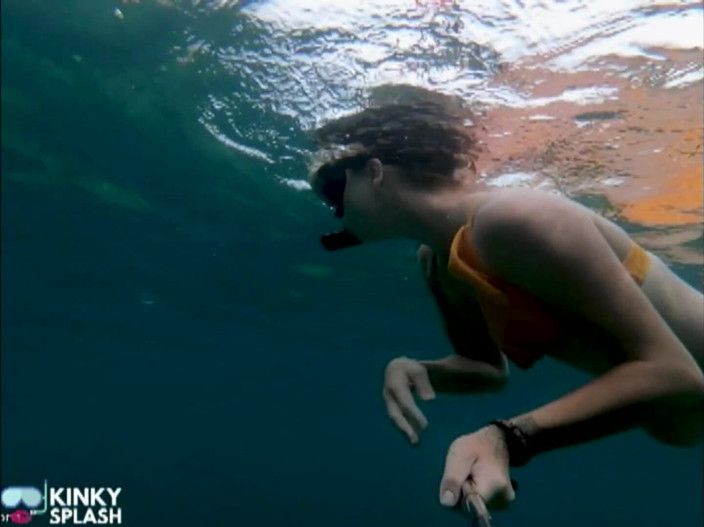 UKCuteGirl Lucy Lauren: Snorkel dziwka: ciasne bikini, maska nurkowa i podwodny fin złośliwiec
