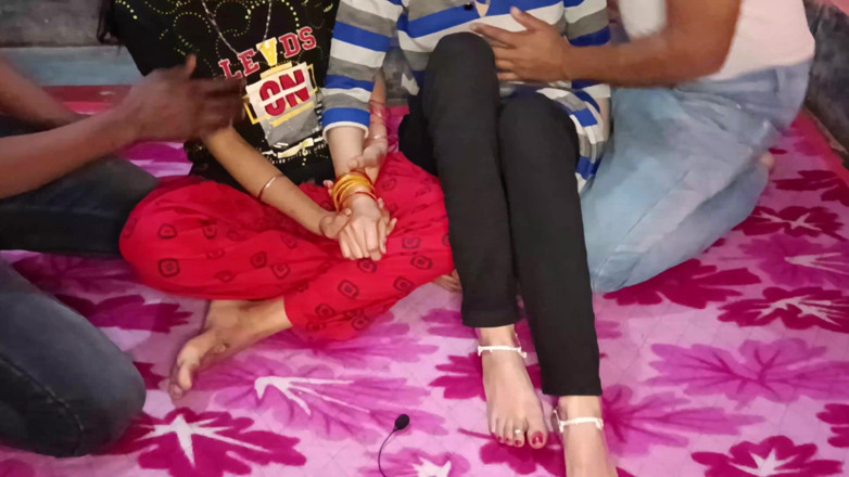 HousewifeGeeta: Dua teman bersenang-senang dengan menukar pacar remaja mereka - porno chudai...