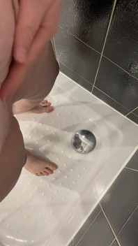 Đi tiểu trong phòng tắm