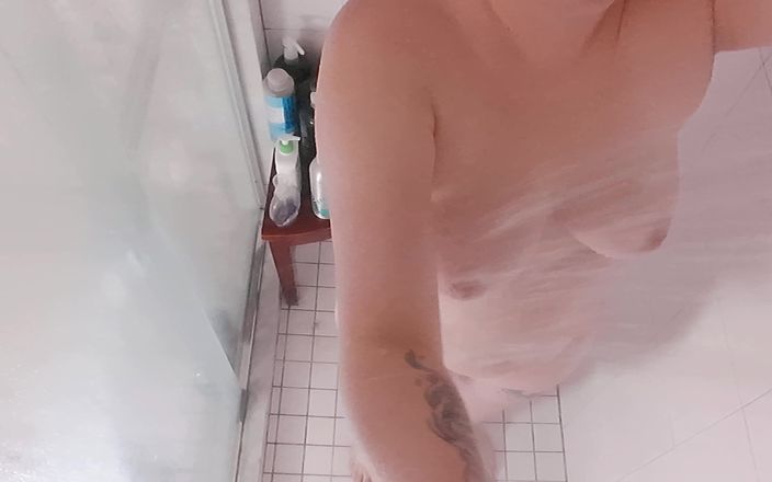 Always Fun No Pants: MiLF hotwife sotto la doccia prima dell'appuntamento