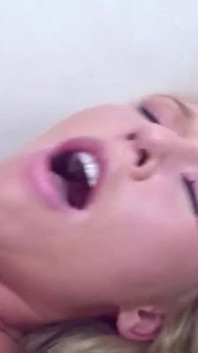 Brynn tyler lo prende nella sua vagina rosa
