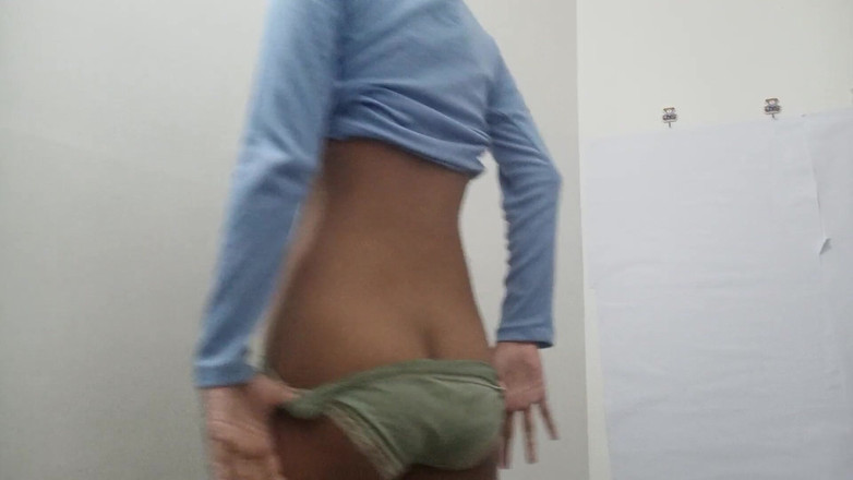 desigirl93: 我想要鸡巴，但我一个人在我的房间里