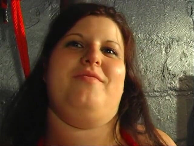 Dark Dungeon Secrets: BBW-sklavin liebt heißes wachs auf ihren titten