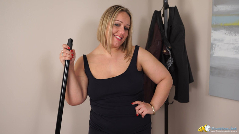 DownblouseJerk: Decolteu matur - Joi