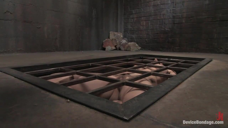 Device Bondage by Kink: Adik tiri Dee