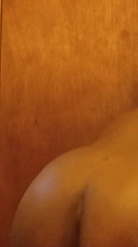 その太ったお尻をひねる