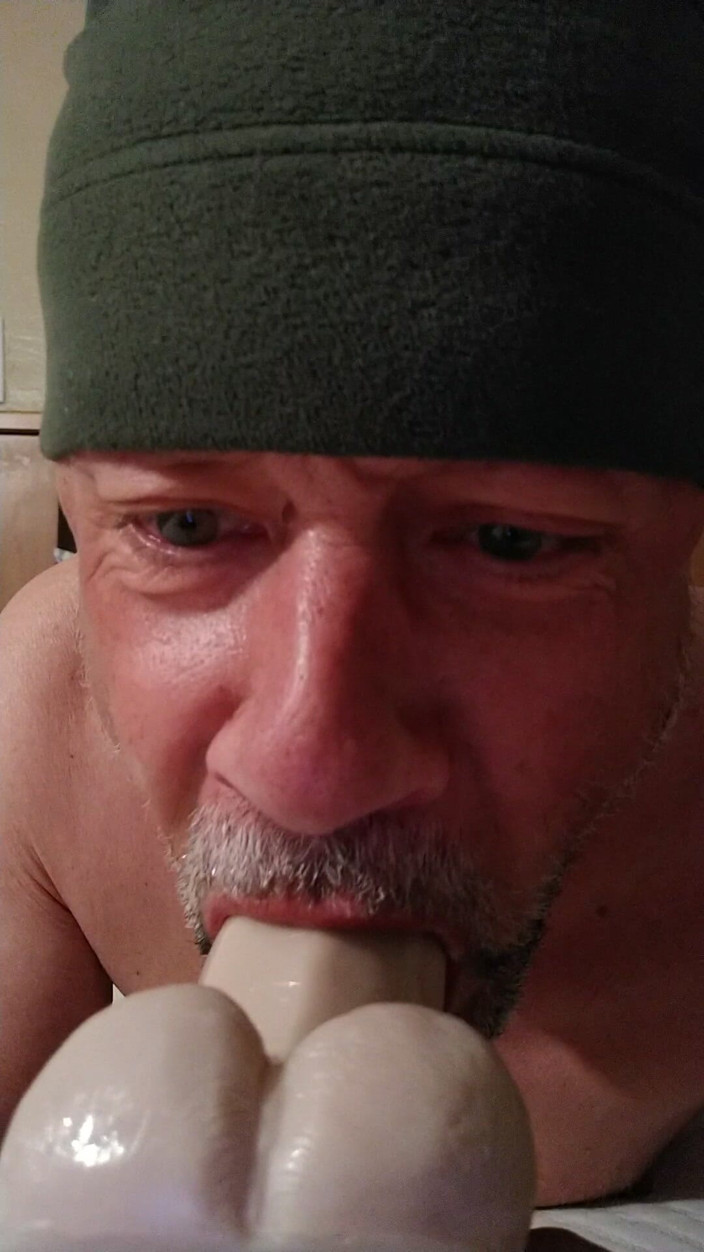 gaypornloverxxx: Gaypornloverxxx speelt met zijn dildo
