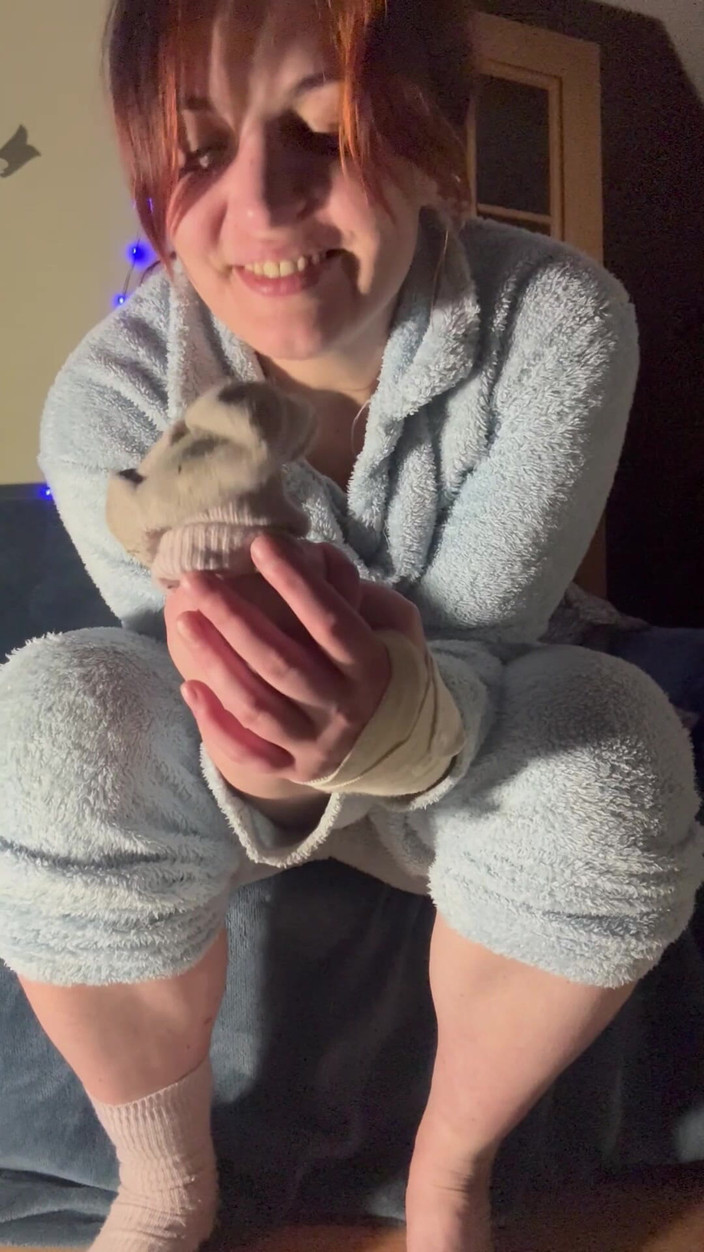 Elena917: Pot, špinavé ponožky a nohy uctívání nohou POV dominance se sprostými řeči