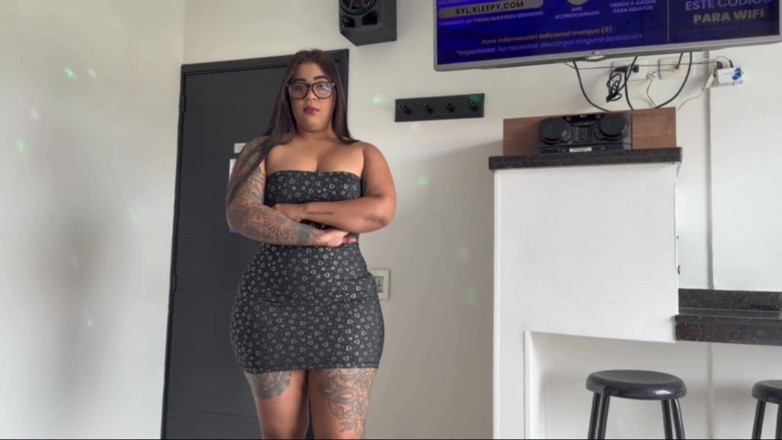 AlejandraGarciax: Menajera cu fund mare îmi curăță apartamentul și îmi mănâncă pula