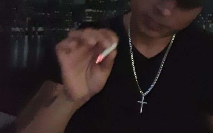 Boyzxy: 我的男孩在我手淫和抽烟的时候抓住了我