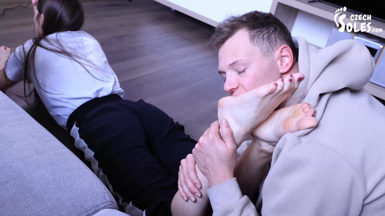 Czech Soles - foot fetish content: Zkušenost spolubydlícího s nebeskými nohami fetišem
